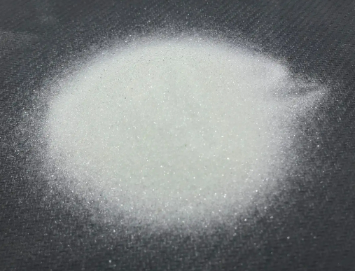 騰博機(jī)械磨料——玻璃珠-磨料簡介 騰博系列玻璃珠根據(jù)粒徑范圍、 質(zhì)量百分比不同，大致把玻璃珠分為2種，噴砂機(jī)械噴砂和拋光玻璃珠?！ぁぁ?  title=