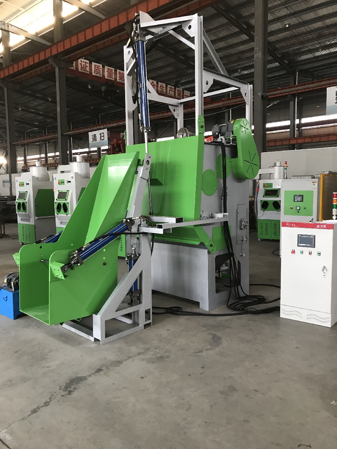 TB-SF300KG-6A自動上下料履帶式自動噴砂機，履帶液體自動噴砂機，自動液體噴砂機-此設(shè)備是針對（小零件類）工件而設(shè)計制作的專用噴砂機設(shè)備。原理是以壓縮空氣作為加速動力，通過輸送氣管進···